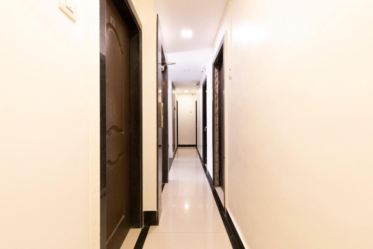 Hotel Girgoan Palace Мумбай Екстериор снимка